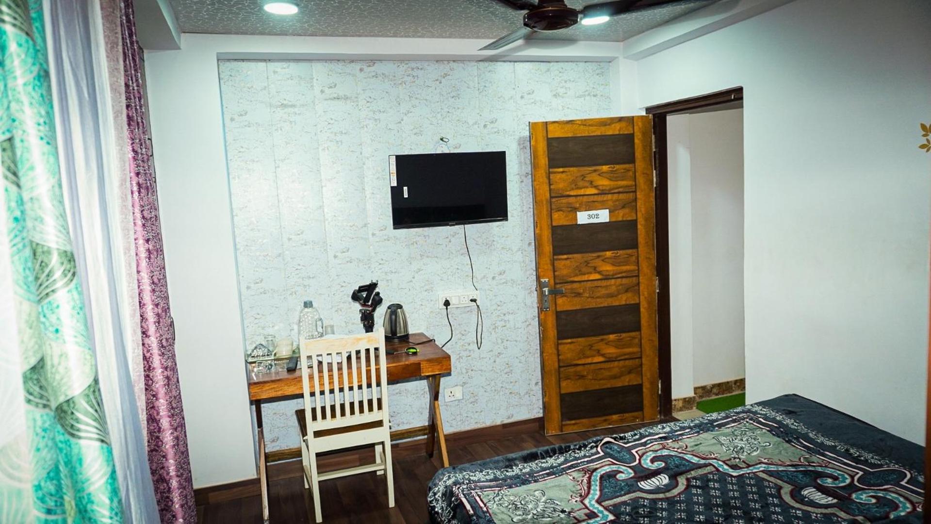 Flips With Mykonos Guest House New Delhi Extérieur photo